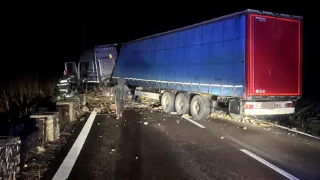 O stâncă uriașă a lovit un tir, pe Valea Oltului! Cât s-au chinuit drumarii să elibereze carosabilul (VIDEO)