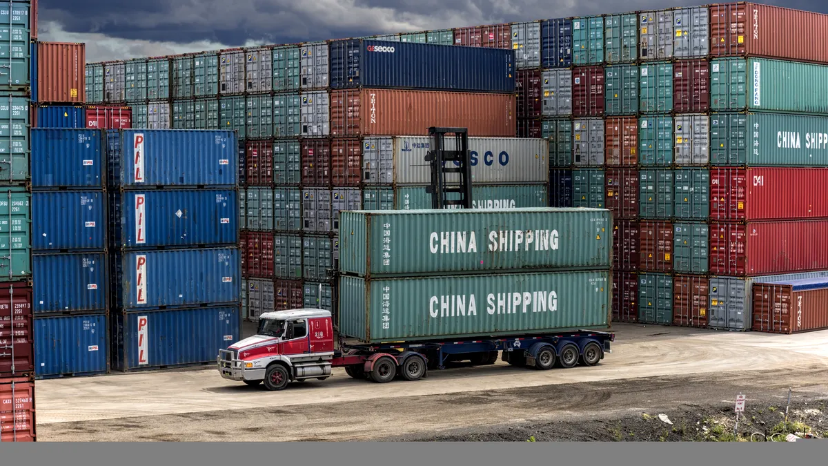 UE se pregătește pentru un posibil conflict comercial pe două fronturi, cu SUA și China