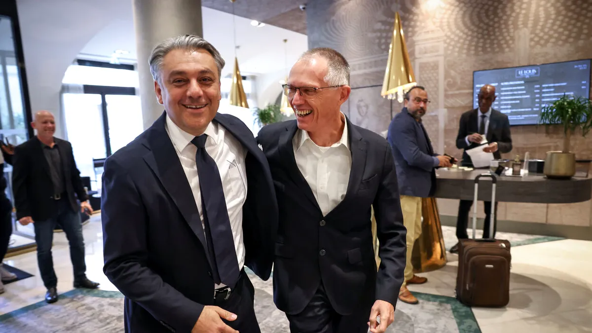 Şefii Renault şi Stellantis îşi vor strânge mâna la Salonul de la Paris, dar companiile nu fuzionează, aşa cum spuneau zvonurile