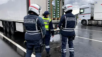 Cam au dreptate să înăsprească circulația în Schengen. Român arestat în Franța, pentru traficarea a aproximativ 1,5 tone de țigări contrafăcute. Altul pentru trafic de droguri