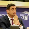 „Probabil voi fi vinovat și că plouă”. Simion atacă televiziunile și anunță că AUR nu votează Guvernul