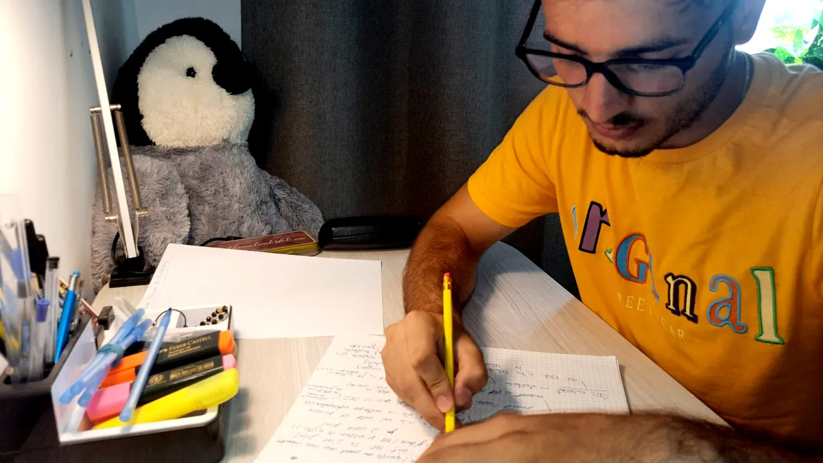 A rămas repetent în clasa I, dar ce a urmat, i-a surprins pe toți - premiant, olimpic și aproape media maximă la bac: “Primul meu ghiozdan a fost o sacoșă de rafie”