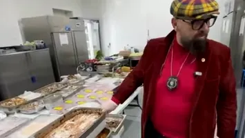 Piedone, dezlănțuit la Cantina Parlamentului: „Aveți vreun blat, ceva, să-i otrăviţi pe parlamentari?!” (Video)