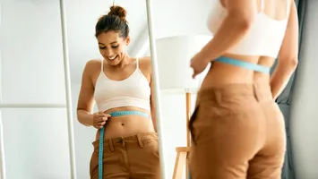 Revoluție în lupta cu obezitatea: bile vegetale din ceai verde „blochează” grăsimile în intestin și ajută la slăbit