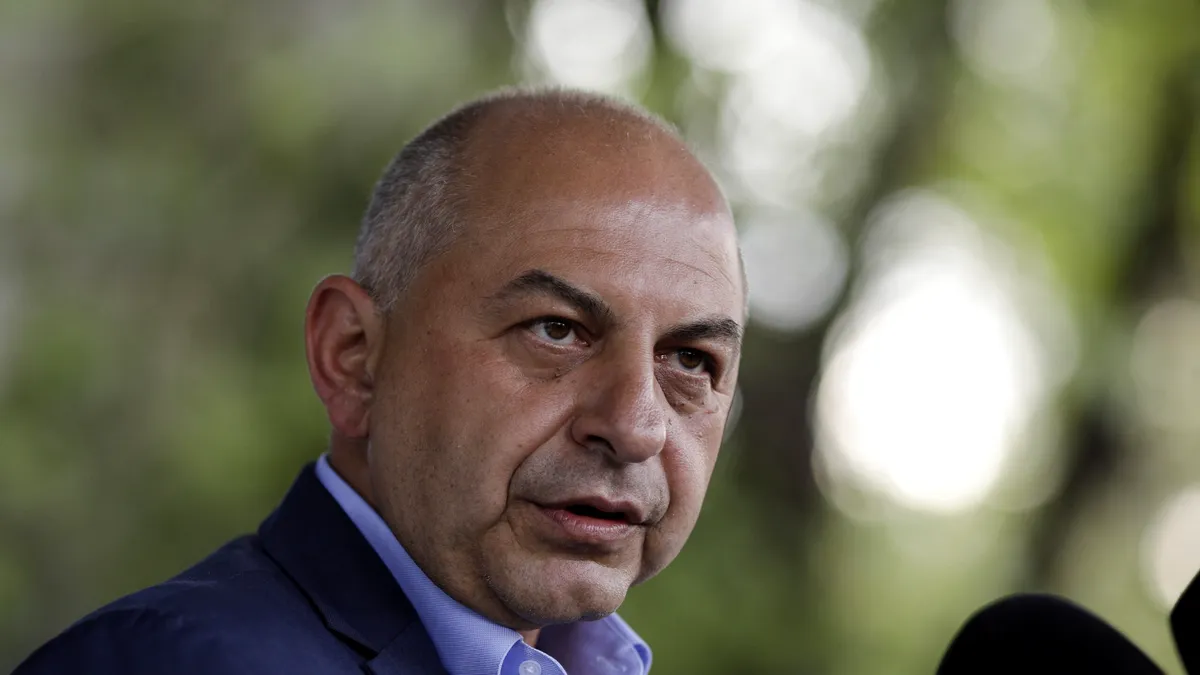 În ce condiții și-a negociat Cîrstoiu plecarea. Speră să revină pe cai mari