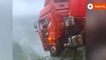 TIR în balans deasupra prăpastiei, după ce un viaduct s-a prăbușit sub cabina șoferului