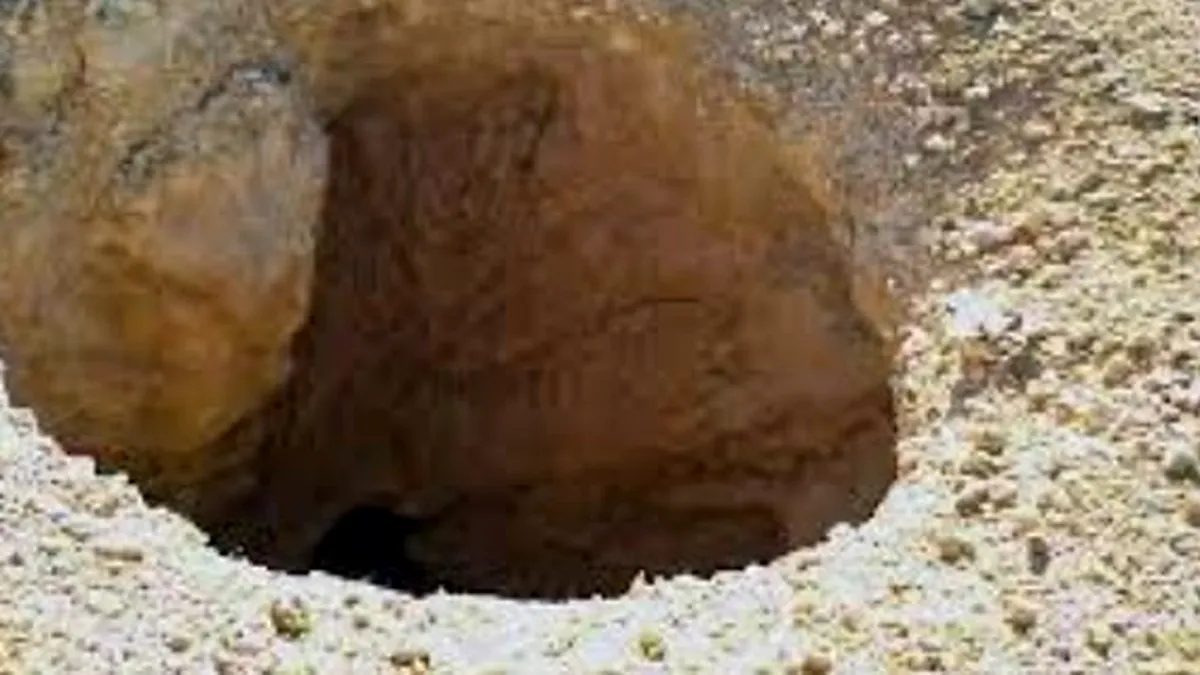 O misterioasă gaură a apărut în deșert. Localnicii se tem de demonii din „gura iadului”