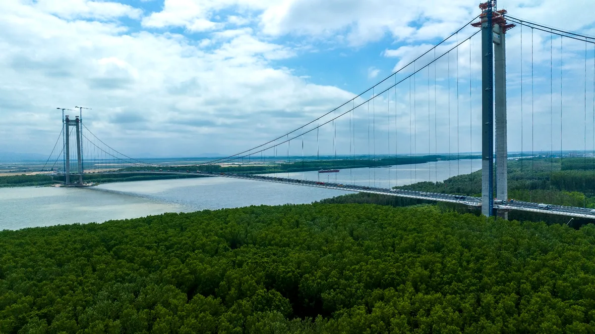 Impactul economic al Podului de la Brăila. Creștere cu 16% în afaceri, cu 18% în Transporturi și cu 15% în Turism