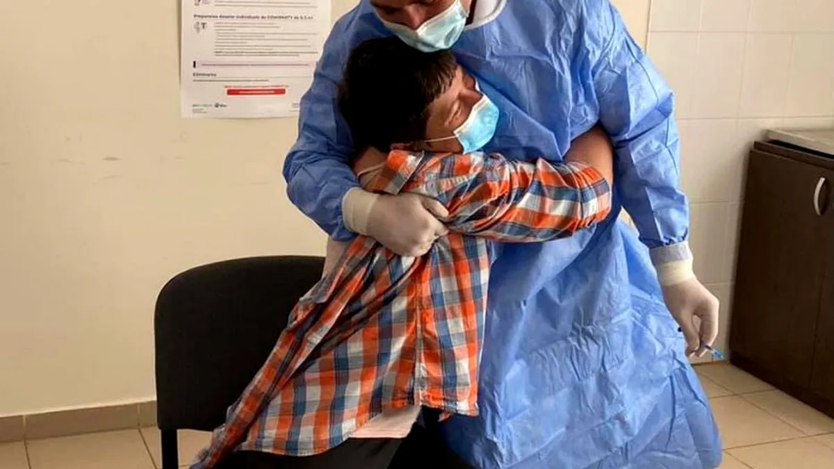 Valeriu Gheorghiţă a vaccinat localnicii din comuna în care a copilărit: Peste 35 de persoane au fost vaccinate, inclusiv verișoara acestuia