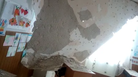 Revoltător: Imagini dintr-o școală proaspăt renovată al cărei tavan s-a prăbușit