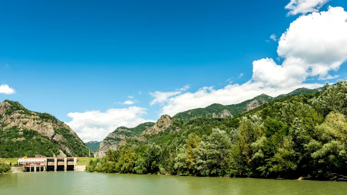 Parc fotovoltaic plutitor pe râul Olt. Investiția Hidroelectrica se ridică la 10 milioane de euro!
