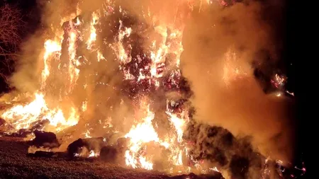 Arad: Mii de baloţi de paie au ars într-un incendiu la Pecica