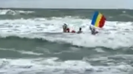 Constănțenii au înotat în mare de Ziua Națională. Apa a avut o temperatură de doar 12 grade