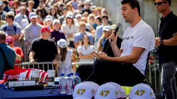Charlie Kirk, lider conservator și apropiat al lui Donald Trump, a murit după ce a fost împuşcat la un eveniment în Utah