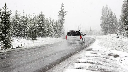Infotrafic: Ninge viscolit, cu depunere de strat de zăpadă pe suprafaţa carosabilă pe mai multe drumuri din țară