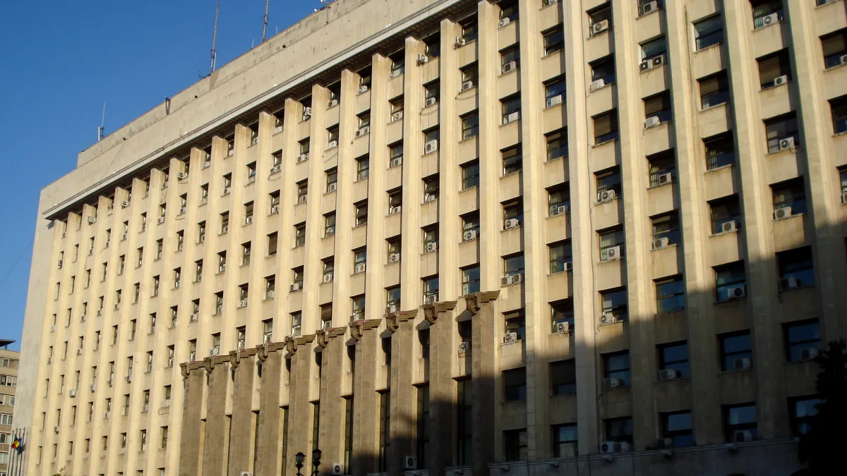 Cine este bunicuța specială care, zi de zi, dă ora exactă în Palatul CFR