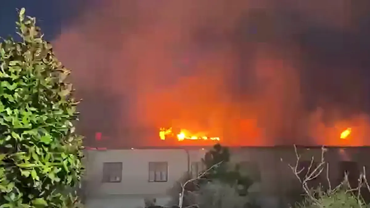 Incendiu la Mănăstirea Bistrița: flăcările au cuprins acoperișul chiliilor