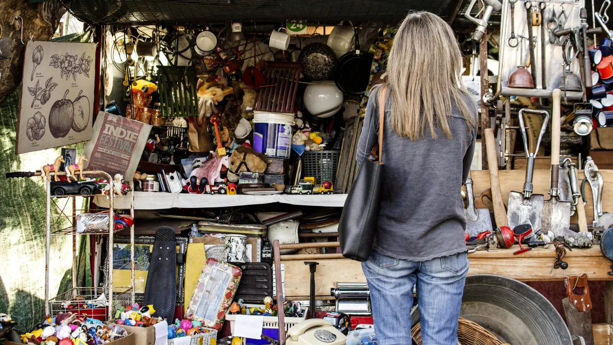 Românii au mutat târgul de vechituri pe telefon. Mii de lei scoşi din lucruri nefolosite