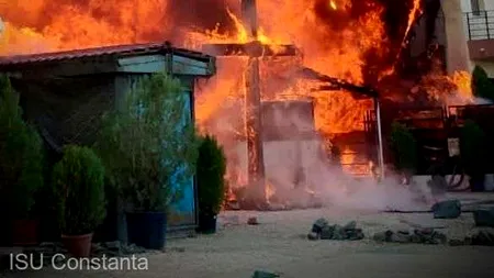 Constanţa: 11 apartamente din blocul învecinat bisericii cuprinse de flăcări, distruse de foc şi fum