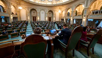Parlamentarii se întâlnesc astăzi să-şi sancţioneze colegii care chiulesc