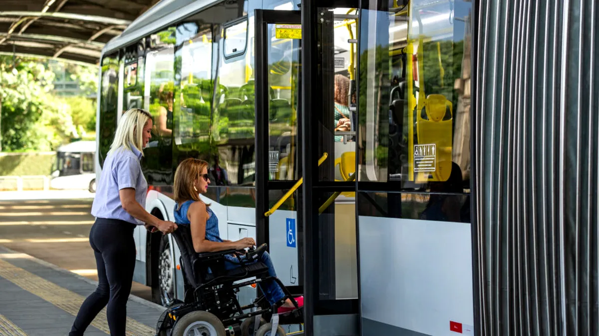 Transport gratuit pentru persoanele cu handicap, indiferent de județ. Anunțul făcut de Ministrul Muncii