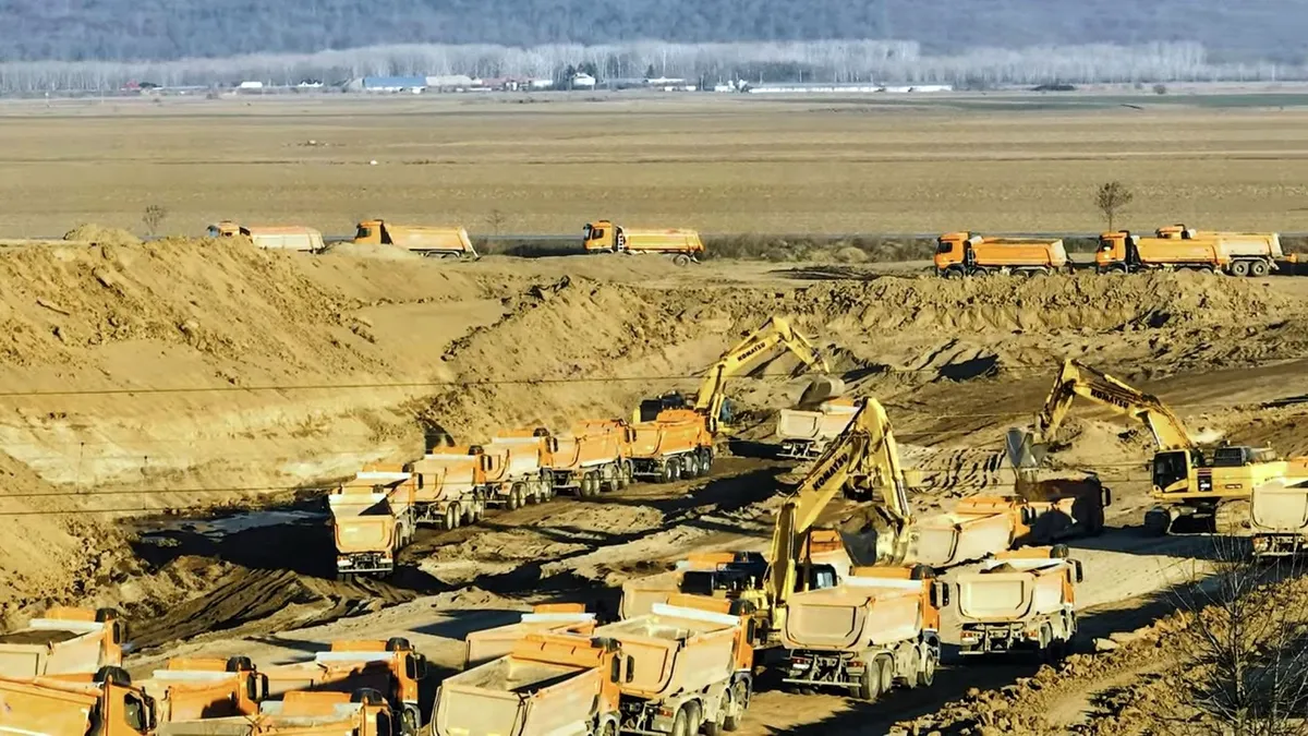 Autostradă aflată în execuție de doi ani, blocată de o instanță din România. Autorizația de construire ar putea fi anulată!