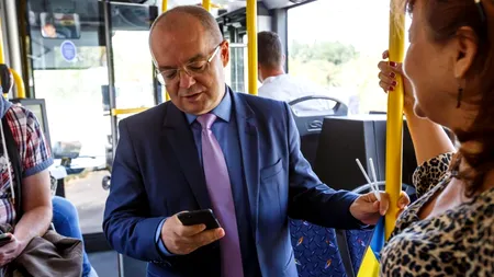 Primarul Boc, sancționat pentru că-i amendează pe cei care urcă murdari în autobuze