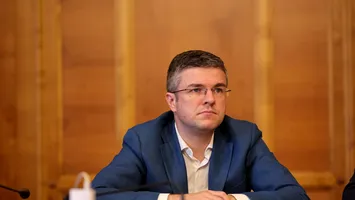 Ministrul USR al Economiei, Irineu Darău, este acuzat de patronate de crimă împotriva turismului