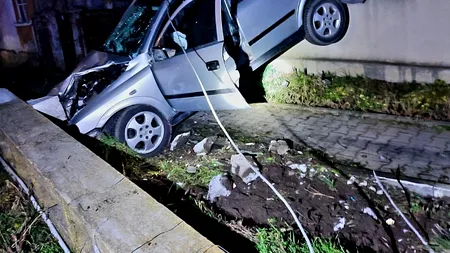 Accident spectaculos într-un sat din Giurgiu: a intrat cu mașina în peretele unei case