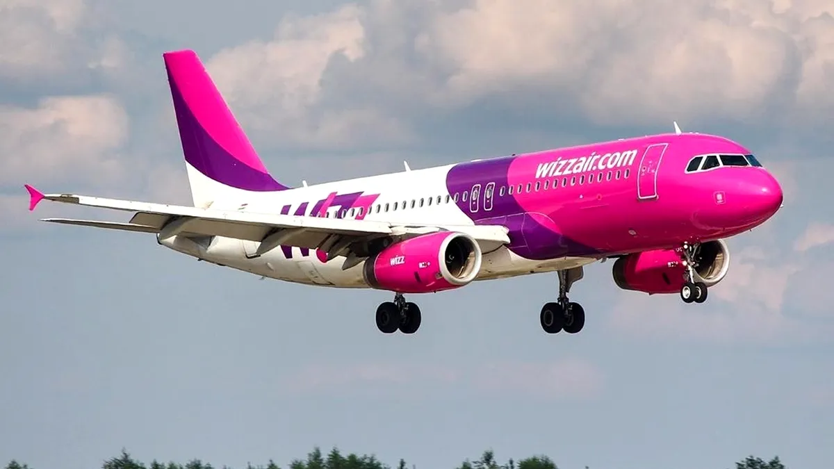 Zeci de români blocați în Barcelona după anularea zborului de legătură de către Wizz Air