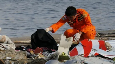 Indonezia: S-au găsit resturi de avion și fragmente de corpuri