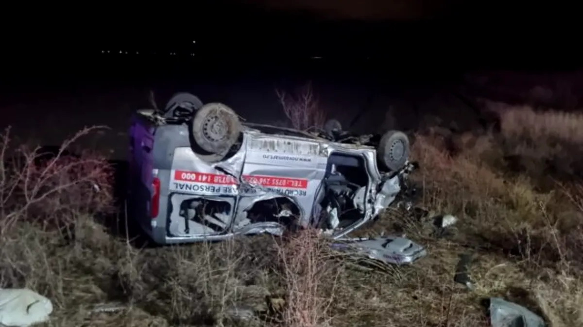 Microbuz răsturnat în șanț. O persoană a murit, iar alte 6 sunt rănite