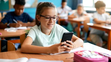 Fără telefoane mobile în şcoli şi licee