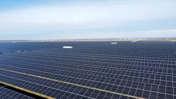 Investiţie de peste 400 milioane de euro pentru construirea a patru parcuri fotovoltaice, cu o capacitate instalată totală de 550 MW