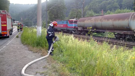Un vagon - cisternă plin cu benzină a luat foc din mers, traficul feroviar e blocat între Bușteni și Azuga (foto)