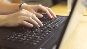 Atenție la țepele online: DNSC avertizează asupra site-urilor false care promit câștiguri rapide