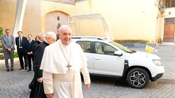 Papa Francisc, un simbol al modestiei. Fără mantie şi papuci roşii, fără limuzine. Fiat 500 şi Dacia Duster, printre maşinile utilizate