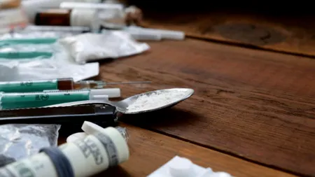 Femeie de 60 de ani, condamnată pentru trafic de heroină. Clienții consumau marfa chiar în casa bunicii