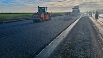 Lotul 1 al A0 Nord a primit „botezul asfaltului“! Retter a profitat de vremea bună și a așternut primul strat la km 19 (VIDEO)