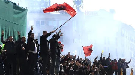 Poliția albaneză a folosit gaze lacrimogene pentru a dispersa protestatarii care au luat cu asalt sediul opoziției