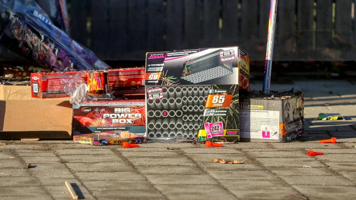 Percheziții la hoții de pocnitori. Au fost confiscate 1,5 tone de artificii și petarde