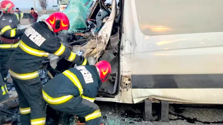 Șapte persoane au ajuns la spital după ce un autobuz a fost lovit de un microbuz pe DE 581
