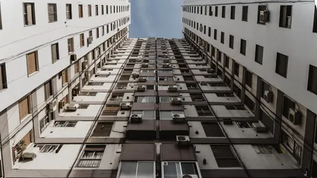 Reguli noi pentru cei care locuiesc la bloc. Îi așteaptă cheltuieli mai mari