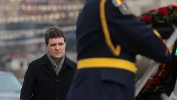 Președintele, apariție importantă. A depus o coroană la Monumentul Eroilor Revoluției din Piața Universității