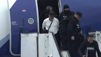 Chișinău: Oligarhul Vlad Plahotniuc, scos încătușat din avion și adus în fața procurorilor după șase ani de fugă din țară