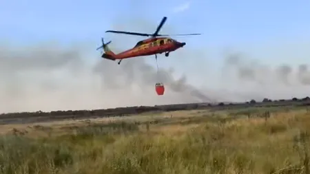 Incendiul face ravagii în Delta Dunării: peste 1.300 ha afectate. Se intervine cu două elicoptere Black Hawk