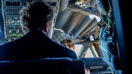 Nicușor Dan a revenit în țară escortat de avioane de luptă F-18. Aventuri cu Spartanul și ceai cald în aeroport la Paris