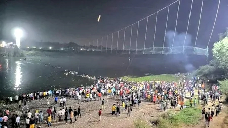 Un pod istoric proaspăt reparat s-a prăbușit în India, sute de morți și răniți (video)