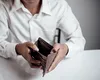 Inflația și TVA-ul mai mare îi fac pe români să reducă cheltuielile și să caute promoții