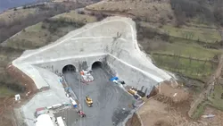 Turcii lucrează non-stop să străpungă Carpații cu cel mai dificil lot al Autostrăzii A1 Sibiu – Pitești (VIDEO)